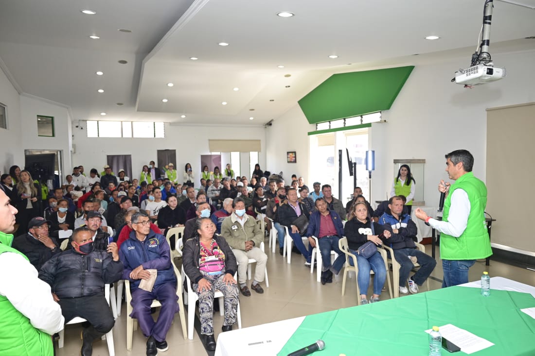 Presidente Banco Agrario, Hernando Chica, a microempresarios populares del país.