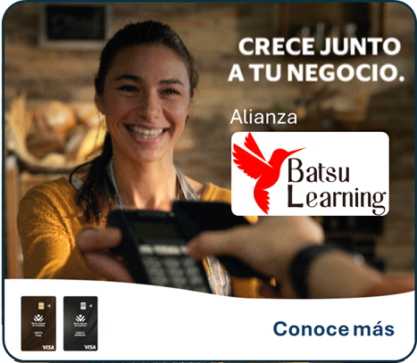 Mujer sonriendo con datáfono