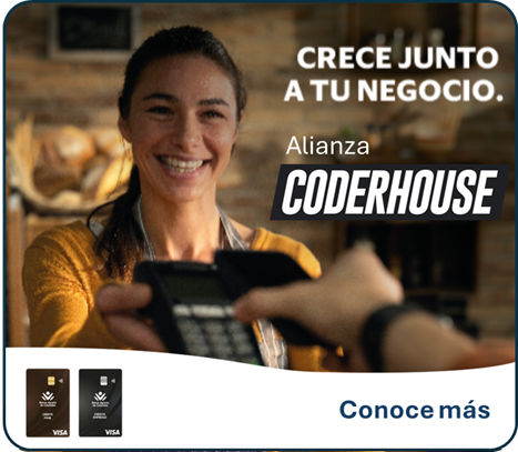 Mujer sonriendo con datáfono