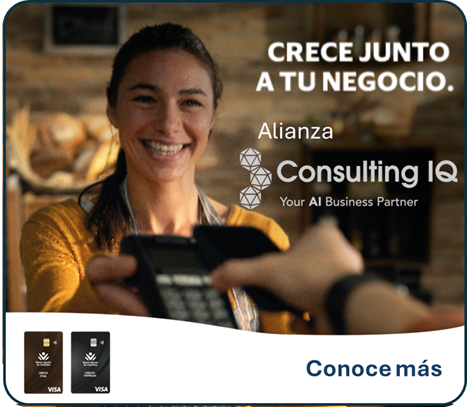 Mujer sonriendo con datáfono