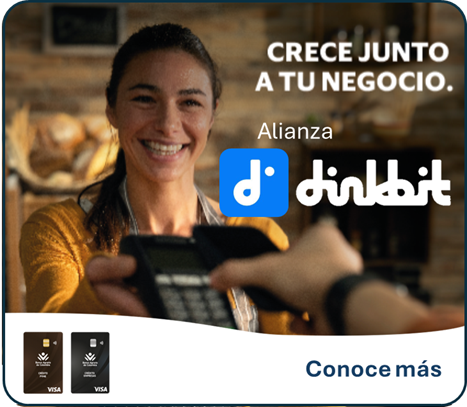 Mujer sonriendo con datáfono