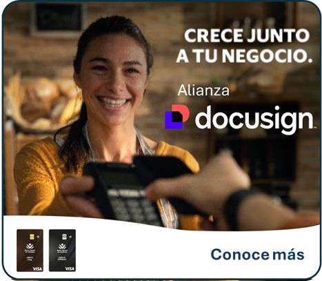 Mujer sonriendo con datáfono