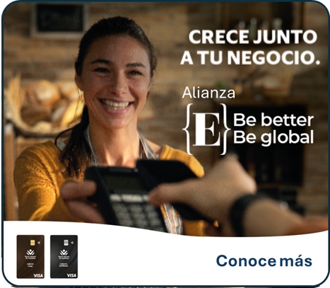 Mujer sonriendo con datáfono