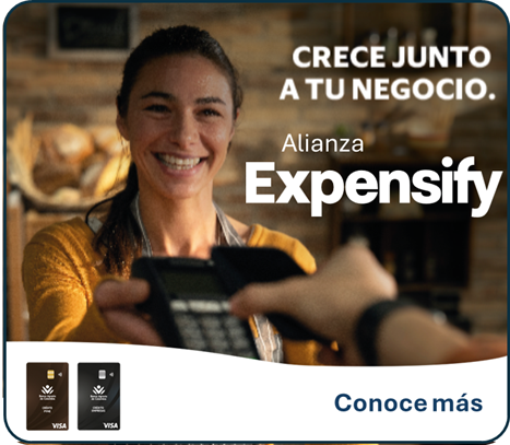 Mujer sonriendo con datáfono