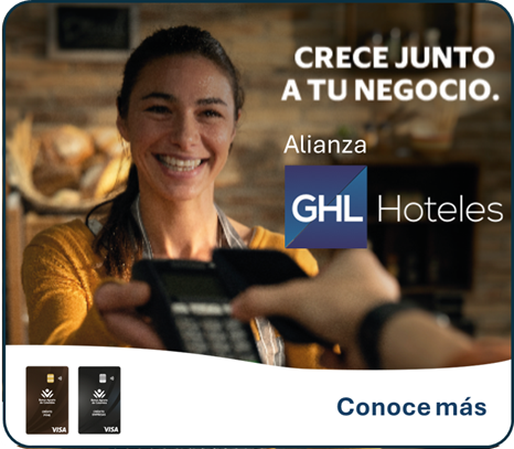 Mujer sonriendo con datáfono