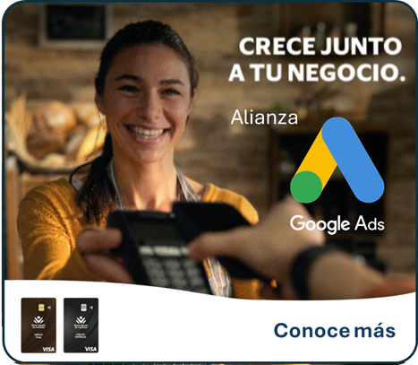 Mujer sonriendo con datáfono
