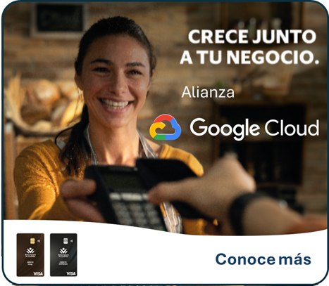 Mujer sonriendo con datáfono