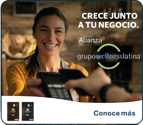 Mujer sonriendo con datáfono