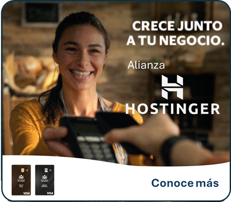 Mujer sonriendo con datáfono