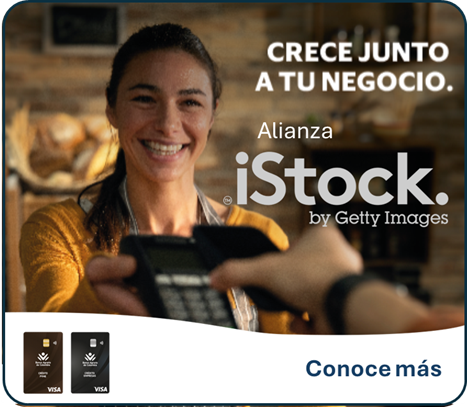 Mujer sonriendo con datáfono