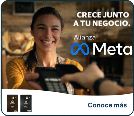 Mujer sonriendo con datáfono