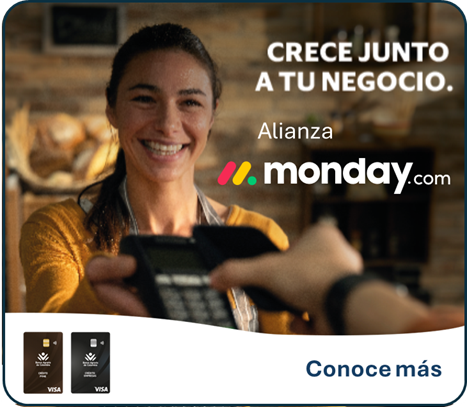 Mujer sonriendo con datáfono