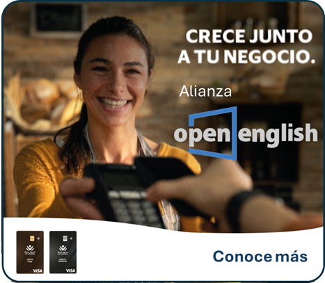 Mujer sonriendo con datáfono