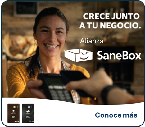 Mujer sonriendo con datáfono