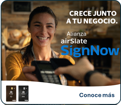 Mujer sonriendo con datáfono