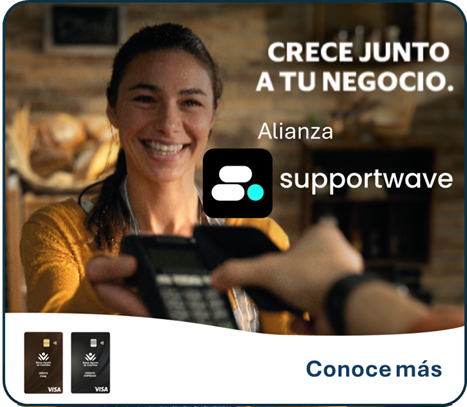 Mujer sonriendo con datáfono