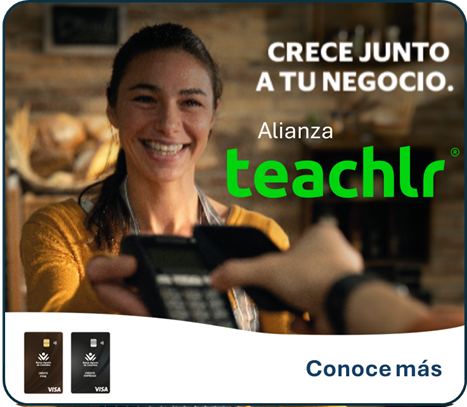 Mujer sonriendo con datáfono