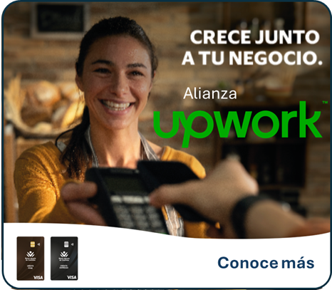 Mujer sonriendo con datáfono