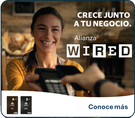 Mujer sonriendo con datáfono