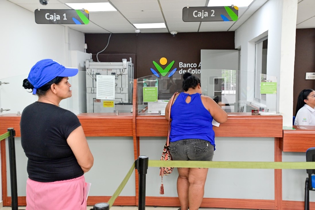 Banco reintegra comisiones en oficinas 