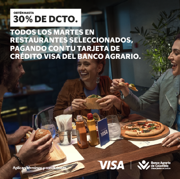 grupo de personas comiendo pizza en restaurante