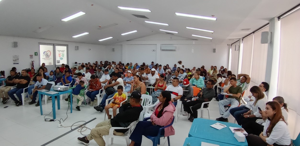 Grupo de personas en capacitación de educación financiera