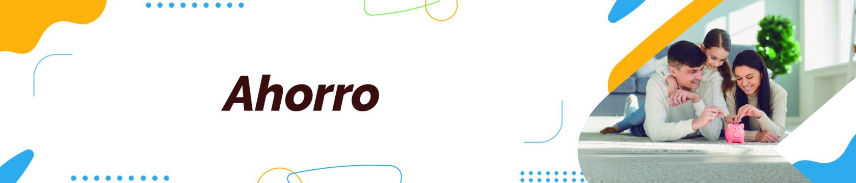 Una pareja enseñando el ahorro a su hija con una alcancía