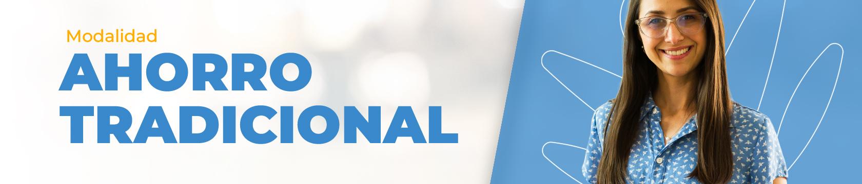 Mujer sonriendo vestida de blusa azul