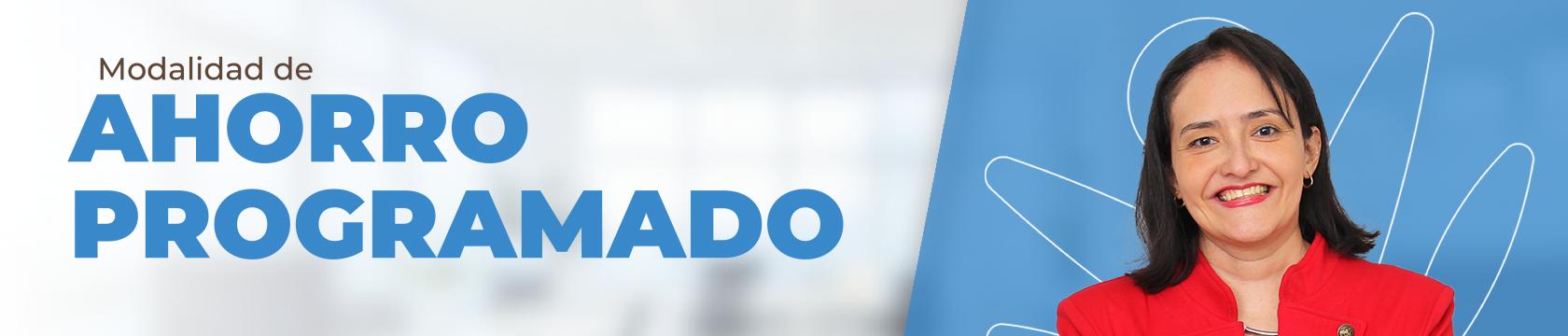 Mujer sonriendo vestida de chaqueta roja