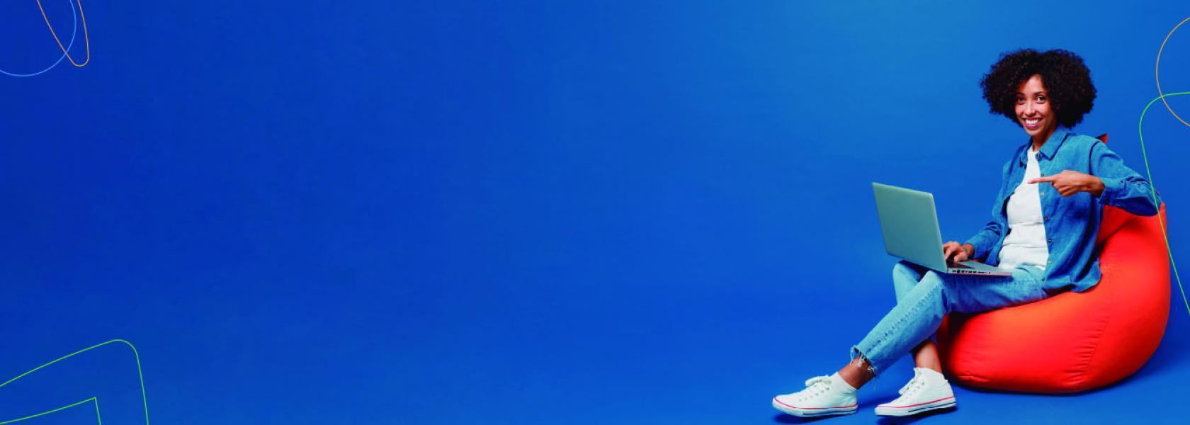 Joven sentado en una silla roja