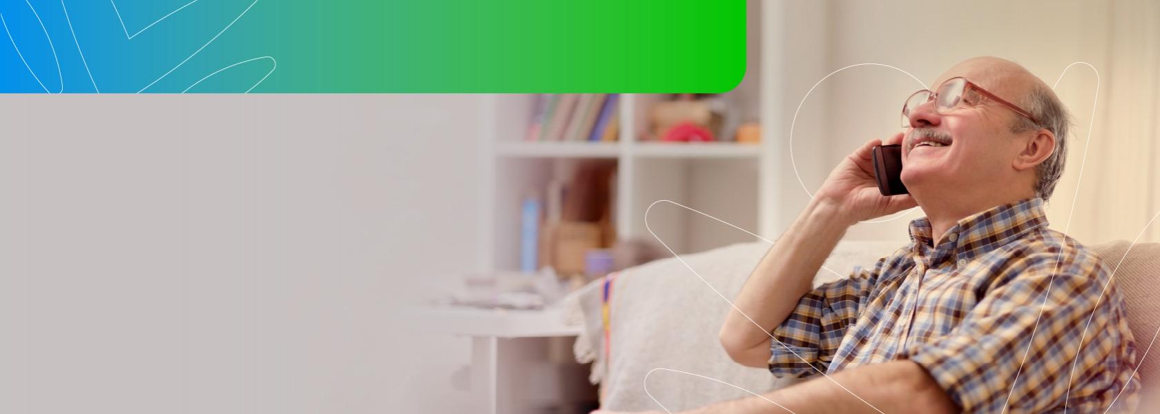 Hombre mayor hablando por celular