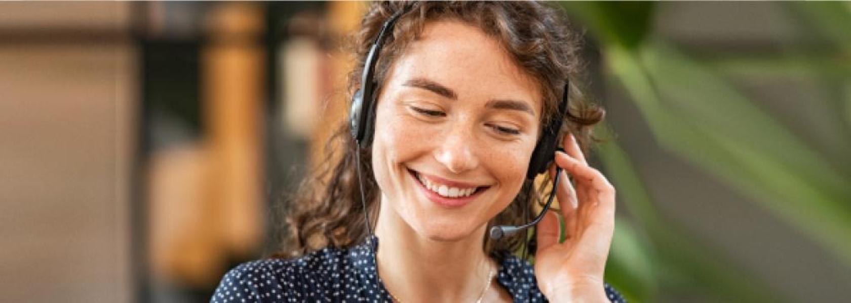 Mujer prestando asistencia Telefónica call center