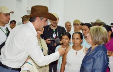 Entrega de créditos por parte del Presidente, Hernando Chica y la Ministra Cecilia López 