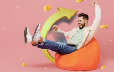 Un hombre feliz revisando su computador