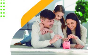 mamá y papá enseñando el ahorro a su hija