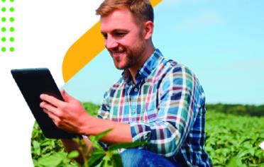 Hombre sonriendo en un cultivo