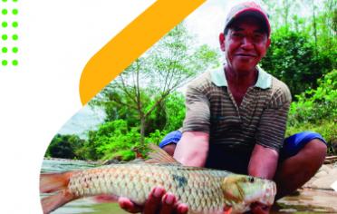 Hombre mostrando un pescado
