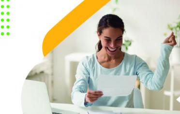 Una mujer feliz mirando sus extractos bancarios
