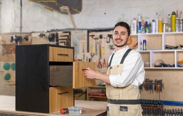 emprendedor atendiendo su negocio