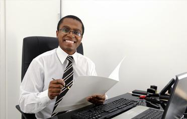 Ejecutivo con documentos en la mano