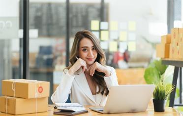 Mujer en escritorio de trabajo