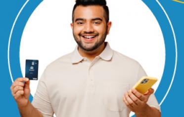 Hombre con tarjeta en mano y celular