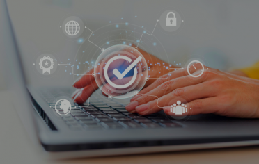 Manos en computador con iconos de seguridad de la información
