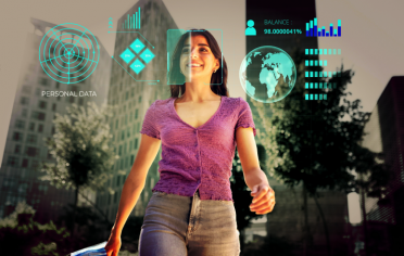 mujer en la calle con iconos identificando datos personales