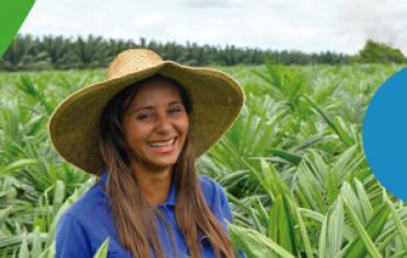 Mujer en campo de palma