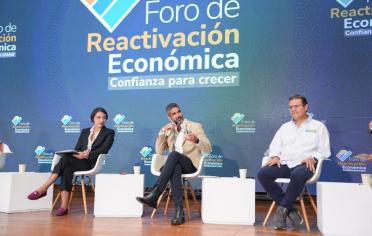 De izq. a der.: Martha Carvajalino, ministra de Agricultura; Hernando Chica Zuccardi, presidente del Banco Agrario;  y Olver Ayala, de Fedegán.