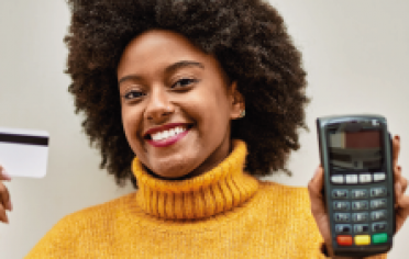 mujer afro con datafono