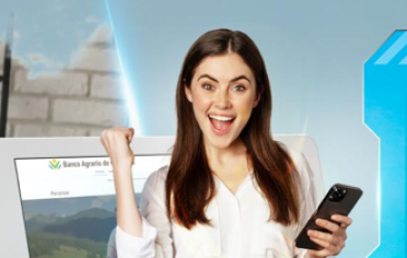 mujer feliz con celular en mano 