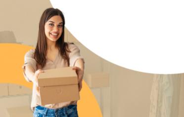 Mujer sonriendo con una caja 