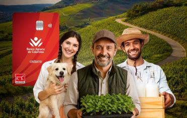 3 personas en el campo con un perro